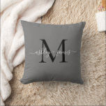 Personalisierte Monogrammnamen Hochzeit Kissen<br><div class="desc">Chic mit Monogramm Sake-Kissen mit Ihren Namen und Monogramm in weißer, eleganter Schrift-Kalligraphie und schwarz-moderner Typografie auf dunkelgrauem Hintergrund. Fügen Sie einfach Ihre Namen und Monogramm hinzu. Exklusiv für Sie entworfen von Happy Dolphin Studio. Wenn Sie Hilfe oder passende Produkte benötigen, kontaktieren Sie uns bitte über unseren Chat. Wir helfen...</div>