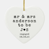 Personalisierte Mr. & Mrs. Typografy Verlobt Keramik Ornament (Hinten)