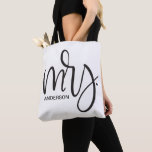 Personalisierte "Mrs." - elegante schwarze Schrift Tasche<br><div class="desc">Die "Elegant Mrs. Script - Personalisiert Tote Bag", eine wunderschön gestaltete Karriere, die ein neues Lebenskapitel feiert. Diese Tasche ist eine perfekte Mischung aus Eleganz und Funktionalität, sie ist ein ideales Geschenk für die Jungvermählten oder jede Frau, die mit Stolz und Freude in eine neue Rolle eintritt. Das herausragende Merkmal...</div>