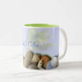 Personalisierte Muscheln am Strand, Palmen Kaffee  Zweifarbige Tasse (VorderseiteRechts)