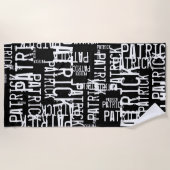 Personalisierte Muster-Typografie-Namen auf Schwar Strandtuch (Vorderseite)