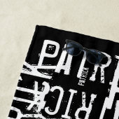 Personalisierte Muster-Typografie-Namen auf Schwar Strandtuch (Beispiel)