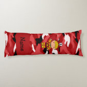 Personalisierte Namensfeuerwehrmannrot-Camouflage Seitenschläferkissen (Rückseite)