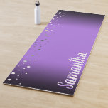 Personalisierte Namensnennung Imitat Silver Confet Yogamatte<br><div class="desc">Fun Gradient Stripe Muster Hintergrund. Personalisierte Monogramm-Textoption Stilvoll und einfach mit Imitate silberne Konfetti-Grenze.</div>