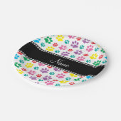 Personalisierte Namensregenbogenhundetatzen Pappteller (Schrägansicht)