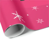 Personalisierte Namensschweinrosaschneeflocken Geschenkpapier (Rolleneckpunkt)