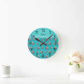 Personalisierte Namenstürkisbaby Penguins Runde Wanduhr (Zuhause)