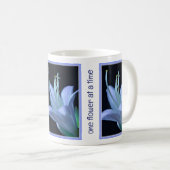 Personalisierte Naturschönheit Hosta-Blume in Blau Kaffeetasse (VorderseiteRechts)