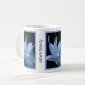 Personalisierte Naturschönheit Hosta-Blume in Blau Kaffeetasse (Vorderseite Links)