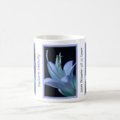 Personalisierte Naturschönheit Hosta-Blume in Blau Kaffeetasse (Mittel)