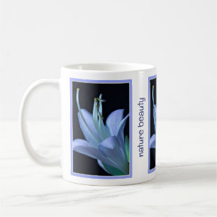 Personalisierte Naturschönheit Hosta-Blume in Blau Kaffeetasse