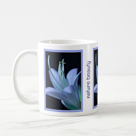 Personalisierte Naturschönheit Hosta-Blume in Blau Kaffeetasse (Links)