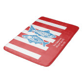 Personalisierte Nautical Red Sardine Streifen Badematte (Schrägansicht)