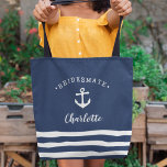 Personalisierte nautische Bridesmattin Tasche<br><div class="desc">Die niedliche nautische Tasche für Ihre Brautmädchen in klassisch marineblau zeigt eine weiße Ankerillustrierung mit "Bridesmate", die oben gebogen ist. Personalisieren Sie den Namen jeder Brautjungfrau in der Schrift mit weißen Pinseln. Ein Trio mit weißen Streifen am Boden rundet das Aussehen ab. Geschenke jedem Mitglied Deines Brautparty einen für einen...</div>