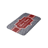 Personalisierte Navy und Red Quatrefoil Badematte (Schrägansicht)