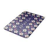Personalisierte navyblaue Blumen-Badmatte Badematte (Schrägansicht)