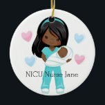 Personalisierte NICU Nurse Holding Baby Christmas Keramik Ornament<br><div class="desc">Dieses hübsche Keramik-Ornament besticht durch eine bezaubernde, schwarzhaarige Krankenschwester, die ein Baby hält und mit rosa und blauen Herzen dekoriert ist. Auf der Rückseite des Ornaments steht "Wunder kommen in kleinen Paketen". Das ist ein schönes Geschenk für jede Krankenschwester oder ein Dankeschön. Personalisieren Sie es nach dem Namen Ihrer Lieblingsschwester....</div>