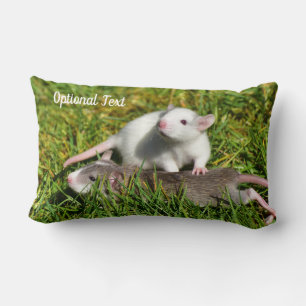 Personalisierte Niedliche Babypeterratten im Gras Lendenkissen