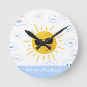 Personalisierte Niedliche Sonne und Wolke Runde Wanduhr (Vorderseite)