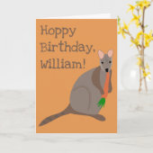 Personalisierte Niedliche Wallaby isst eine Karott Karte (Gelbe Blume)