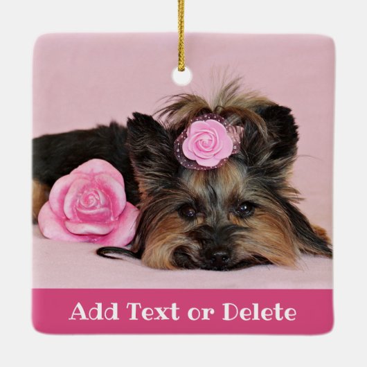 Personalisierte Niedliche Yorkie-Welpe mit rosa Ro Keramikornament (Rückseite)