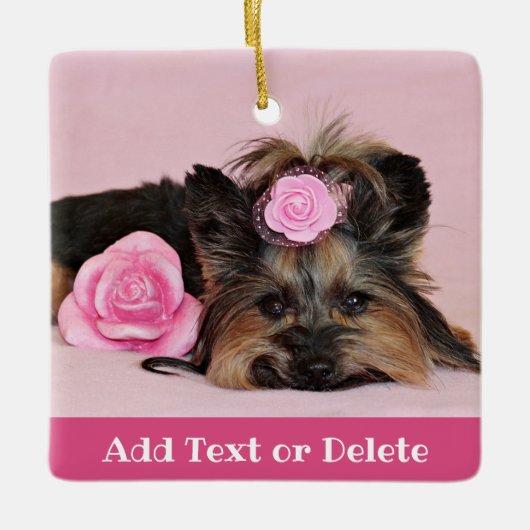 Personalisierte Niedliche Yorkie-Welpe mit rosa Ro Keramikornament (Vorderseite)