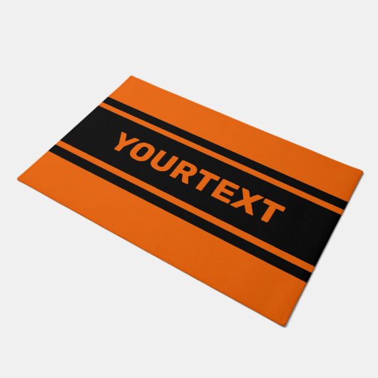 Personalisierte Orangefarbene schwarze Streifen Do Fußmatte (Schrägansicht)