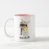 Personalisierte Osterhasen-Mädchen-Tassen-dunkles Zweifarbige Tasse (Links)