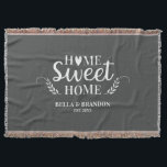 Personalisierte Paare Hochzeitstiefel Decke<br><div class="desc">Eine gemütliche Decke mit den Worten Zuhause Sweet Zuhause und Ihrem Namen und Ihrem Hochzeitstag. Personalisieren Sie diese graue und weiße Wurfdecke für eine schöne Hochzeit oder Jubiläumsgeschenk. Andere Farben sind verfügbar. Entworfen für Sie durch BlackBerry Boulevard.</div>