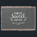 Personalisierte Paare Hochzeitstiefel Decke<br><div class="desc">Eine gemütliche Decke mit den Worten Zuhause Sweet Zuhause und Ihrem Namen und Ihrem Hochzeitstag. Personalisieren Sie diese graue und weiße Wurfdecke für eine schöne Hochzeit oder Jubiläumsgeschenk. Andere Farben sind verfügbar. Entworfen für Sie durch BlackBerry Boulevard.</div>