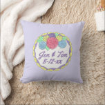 Personalisierte Paarnamen Hochzeitstorchenehe Kissen<br><div class="desc">Das Kopfkissen des Kopfkissens zeigt eine originale Markierungs-Abbildung eines Hochzeitstortes. Einfach mit den Namen des Paares und dem Hochzeitsdatum für ein einzigartiges Hochzeitsgeschenk oder eine Verlobung personalisieren. Dieses Design ist auch auf anderen Produkten erhältlich. Viele weitere Illustrationen sind auch in diesem Shop erhältlich. Sehen Sie nicht, wonach Sie suchen? Brauchen...</div>