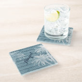 Personalisierte Palmenbäume am rustikalen Holzstra Glasuntersetzer (Schrägansicht)