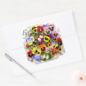 Personalisierte Pansy Beauty mit Schmetterlingen Quadratischer Aufkleber (Umschlag)