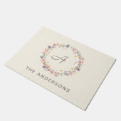 Personalisierte Pastel Floral Wreath Monogram Fußmatte (Schrägansicht)