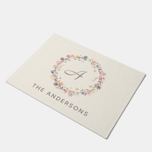 Personalisierte Pastel Floral Wreath Monogram Fußmatte (Schrägansicht)