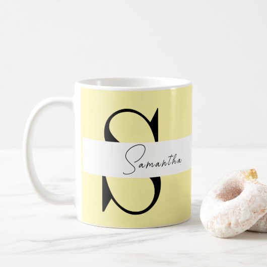 Personalisierte Pastellgelbe Monogramm Klassische Kaffeetasse (Mit Donut)