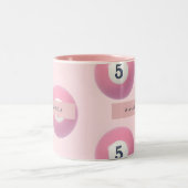 Personalisierte Pastellpink Nummer 5 Billard Ball Zweifarbige Tasse (Mittel)