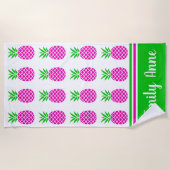 Personalisierte Pink und grüne Ananas Strandtuch (Vorderseite)