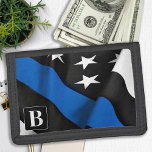 Personalisierte Polizei in Thin Blue Line Tri-fold Geldbeutel<br><div class="desc">Thin Blue Line Wallet - American Flag in Police Flag Farben, bedrücktes Design . Personalisieren Sie die Personalisierung mit dem Namen des Polizeibeamten. Diese personalisierte Polizeiwallet ist ideal für Polizei- und Strafverfolgungsfamilien und alle, die sie unterstützen. Ein wunderbares Geschenk für den Polizeiruhestand oder den Abschluss der Strafverfolgung. COPYRIGHT © 2020...</div>