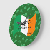 Personalisierte Pub & Eatery Irish Flag Kleeblatts Große Wanduhr (Winkel)