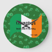 Personalisierte Pub & Eatery Irish Flag Kleeblatts Große Wanduhr (Vorderseite)