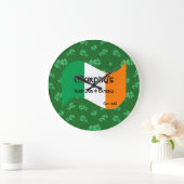 Personalisierte Pub & Eatery Irish Flag Kleeblatts Große Wanduhr (Zuhause)