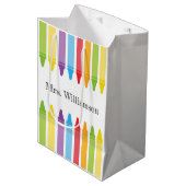 Personalisierte Rainbow Crayons Lehrerbewertung Mittlere Geschenktüte (Vorderseite Schrägansicht)