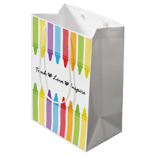 Personalisierte Rainbow Crayons Lehrerbewertung Mittlere Geschenktüte (Rückseite Schrägansicht)