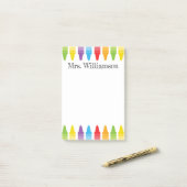 Personalisierte Rainbow Crayons Lehrerbewertung Post-it Klebezettel (Auf Schreibtisch)