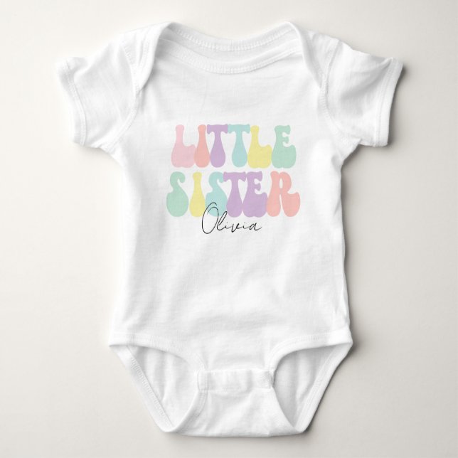 Personalisierte Retro Pastel Kleine Schwester Cust Baby Strampler (Vorderseite)