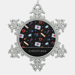 Personalisierte RN-Krankenschwester   Arzt-Muster Schneeflocken Zinn-Ornament