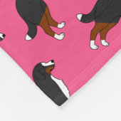 Personalisierte rosa Bernese Gebirgsnamenshunde Fleecedecke (Ecke)
