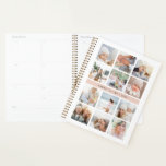 Personalisierte Rosa-FotoCollage Planer<br><div class="desc">Passen Sie diesen eleganten Planer mit 12 quadratischen Fotos an,  die in einer Rastercollage angeordnet sind. Ihr Name oder Ihre Personalisierungsauswahl werden auf einem rot-rosa Streifen angezeigt,  der durch die Mitte verläuft. Die Rückseite hat Ton auf Tonstreifen in tausendjährig rosa</div>