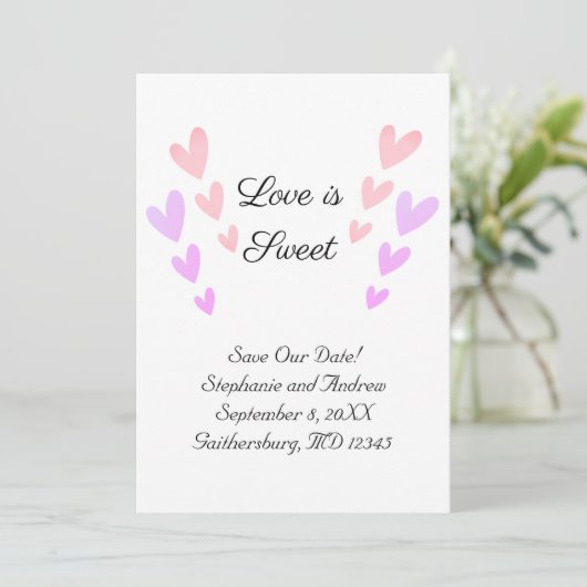 Personalisierte rosa Herz Liebe ist süße Hochzeit Save The Date (Stehend Vorderseite)